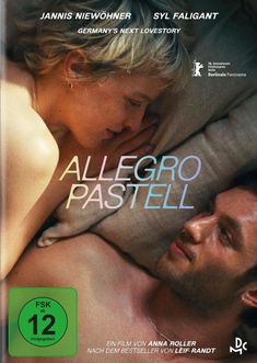 "JANNIS NIEWÖHNER SYL FALIGANT ALLEGRO PASTELL Germany's Next Lovestory. Ein Paar liegt lächelnd aneinandergekuschelt."
