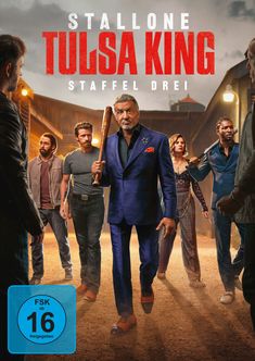 Text: "Stallone Tulsa King Staffel Drei". Eine Gruppe von ernst dreinblickenden Menschen in stilvoller Kleidung, zentral eine Person mit Baseballschläger.