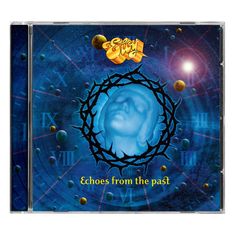 "Echoes from the past" steht in gelber Schrift. Eine blaue Büste vor kosmischem Hintergrund, umgeben von römischen Ziffern.