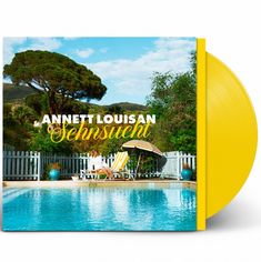 "ANNETT LOUISAN Sehnsucht" in Weiß und Gelb. Eine Frau am Pool, mit Sonnenschirm, Bäumen im Hintergrund. Gelbe Vinylplatte.
