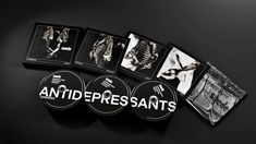 Texte: "ANTIDEPRESSANTS", "suede". Mehrere schwarze CDs und Albumcover mit kunstvollen Schwarz-Weiß-Bildern.