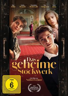 „Das geheime Stockwerk“, FSK ab 6, ein Film von Norbert Lechner. Drei Kinder schauen durch eine Tür, im Hintergrund ein Page.