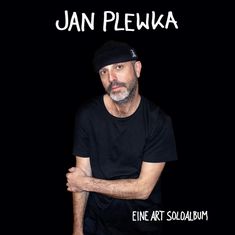 "Jan Plewka" oben und "Eine Art Soloalbum" unten in weiß auf schwarzem Hintergrund. Ein Mann in Schwarz trägt Mütze.