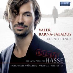 "Valer Barna-Sabadus, Countertenor. Reloaded. Johann Adolph Hasse. Hofkapelle München - Michael Hofstetter."

Ein Mann mit Bart und welligem Haar blickt freundlich.