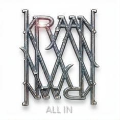 „Kraan“ und „All In“ in Metalloptik, mit stilisierten, verzahnten Buchstaben.