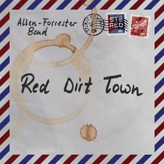 „Allen-Forrester Band“, „Red Dirt Town“ in schwarzer Schrift. Umschlag im Luftpost-Stil mit Stempeln und Kaffeeflecken.