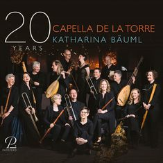 20 Years Capella de la Torre Katharina Bäuml. Eine Gruppe von 13 Musikern mit alten Instrumenten, festlich gekleidet.