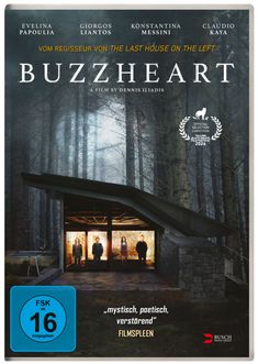 "BUZZHEART", ein Film von Dennis Iliadis, ab 16. Waldszene mit beleuchtetem Gebäude, im Hintergrund Bäume.