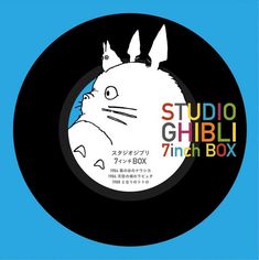 STUDIO GHIBLI 7inch BOX. Illustration einer Schallplatte mit Totoro im Zentrum auf blauem Hintergrund.
