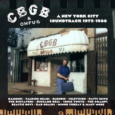 „CBGB & OMFUG“ und „A New York City Soundtrack 1975-1986“. Mann vor Club mit Retro-Schild. Bands gelistet.