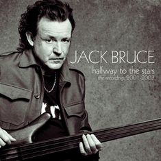 Texte: "JACK BRUCE halfway to the stars the recordings 2001-2003". Ein Mann hält eine Gitarre in monochromatischer Darstellung.