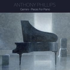 "Anthony Phillips, Gemini - Pieces For Piano." Ein dunkles Klavier in einem grauen Raum, minimalistisch und ruhig.