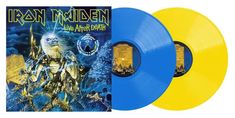 "Iron Maiden - Live After Death." Ein Skelett erhebt sich aus einem Grab. Zwei Schallplatten, eine blau, eine gelb.