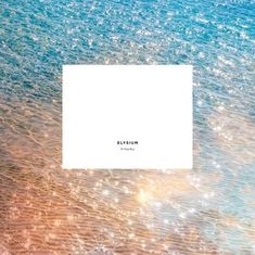 Text: "ELYSIUM" und "The Blue Bay". Hintergrund: Funkelndes, blau-goldenes Wasser mit Lichtreflexionen.