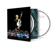 "BOWIE A REALITY TOUR" steht in großen Buchstaben. Eine Person mit weißer Gitarre hebt den Arm in schwarzer Kleidung.