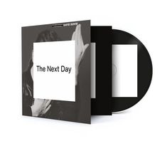 Text "The Next Day" zentral auf weißem Quadrat. Schwarz-weiße Fotografie im Hintergrund, CD leicht herausgezogen.