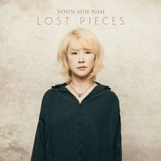 Text: "Youn Sun Nah" und "Lost Pieces". Frau mit blondem Haar in dunkler Kleidung vor neutralem Hintergrund.