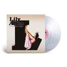 "Lily Allen, It's Not Me, It's You." Frau in rosa Kleid sitzt auf großem schwarzen Buchstaben "L".