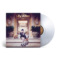 "Lily Allen", "Divide et Impera". Eine Frau mit Hunden sitzt vor einem luxuriösen Eingang zwischen zwei großen Pflanzen.