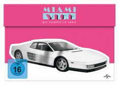 Der Text „MIAMI VICE DIE KOMPLETTE SERIE“ steht über einem stilisierten weißen Sportwagen auf pinkem Hintergrund.