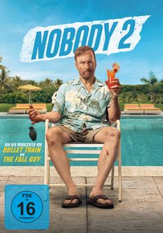 „NOBODY 2“, „Von den Produzenten von BULLET TRAIN und THE FALL GUY“. Ein Mann sitzt lässig am Pool, hält einen Drink.