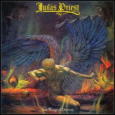 "Judas Priest" oben, "Sad Wings of Destiny" unten. Ein Engel mit großen, dunklen Flügeln kniet vor Flammen.