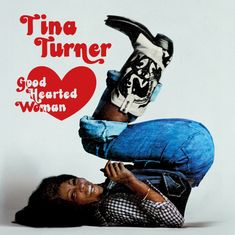 "Tina Turner, Good Hearted Woman" in roten Buchstaben vor weißem Hintergrund, Frau trägt Cowboy-Stiefel und lächelt.