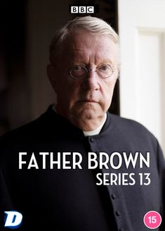 "FATHER BROWN SERIES 13", BBC-Logo oben. Ein älterer Mann in Priestertracht blickt ernst. Links ein "D"-Logo, rechts Altersfreigabe 15.