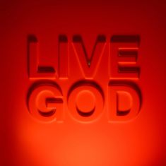 "Live God" in großen Buchstaben, rot-orange Hintergrund, 3D-Effekt, erzeugt durch Schatten.