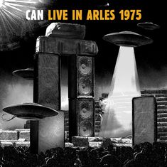 "CAN LIVE IN ARLES 1975" in Gelb und Weiß. Illustration von Ufos und stehenden Lautsprechertürmen, futuristische Atmosphäre.