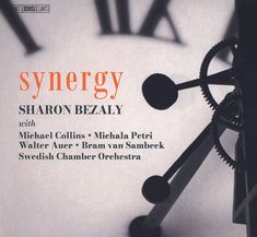 "synergy", "SHARON BEZALY", mit Künstler- und Orchestername. Uhrzahnräder als verschwommener Hintergrund.