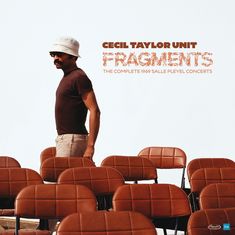 "Cecil Taylor Unit", "Fragments", "The Complete 1969 Salle Pleyel Concerts". Ein Mann steht zwischen braunen Stühlen.