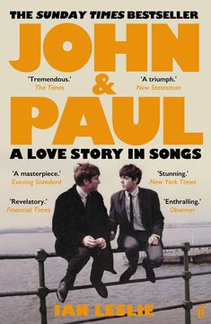 Texte: „THE SUNDAY TIMES BESTSELLER“, „JOHN & PAUL: A LOVE STORY IN SONGS“, „IAN LESLIE“. Zwei Männer sitzen auf einem Geländer.