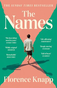 Text: „The Sunday Times Bestseller“, „The Names“, „Florence Knapp“. Ein Mann geht auf einem Pfad, umgeben von grüner Fläche.