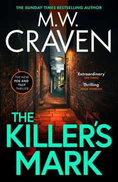 Texte: M.W. CRAVEN, THE KILLER'S MARK, "Extraordinary" THE TIMES, Thrilling MICK HERRON. Bild: Dunkle, enge Gasse mit Laterne.