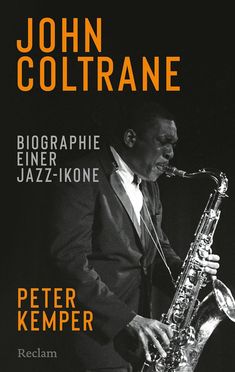 "JOHN COLTRANE" steht oben in Orange, darunter "BIOGRAFIE EINER JAZZ-IKONE". Unten "PETER KEMPER". Schwarz-weiß Foto mit Saxophon.