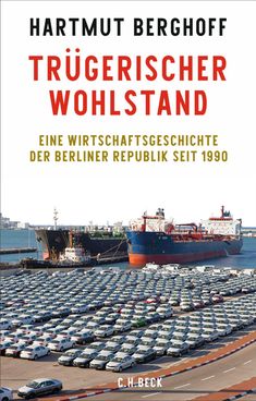 Oben steht "Trügerischer Wohlstand". Darunter parken viele Autos vor Frachtschiffen im Hafen.
