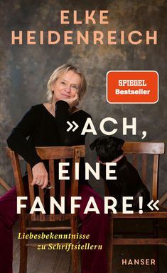 Der Text lautet: "Elke Heidenreich. »Ach, eine Fanfare!« Liebesbekenntnisse zu Schriftstellern. Spiegel Bestseller-Autorin". Eine Frau sitzt lächelnd mit einem schwarzen Hund auf Holzstühlen.