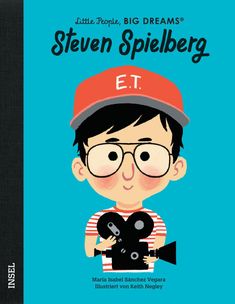 "Steven Spielberg" in Blau auf Türkis, darunter ein Kind mit roter E.T.-Kappe, Brille und Filmausstattung in den Händen.