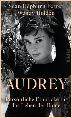 Titel: Audrey. Untertitel: Persönliche Einblicke in das Leben der Ikone. Frau umgeben von Blättern, eleganter Blick.