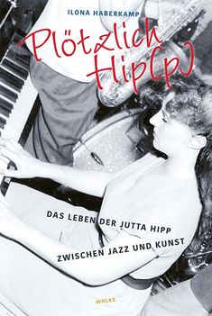 „Plötzlich Hip(p): Das Leben der Jutta Hipp zwischen Jazz und Kunst“ steht auf einem schwarz-weißen Foto einer Frau am Klavier.