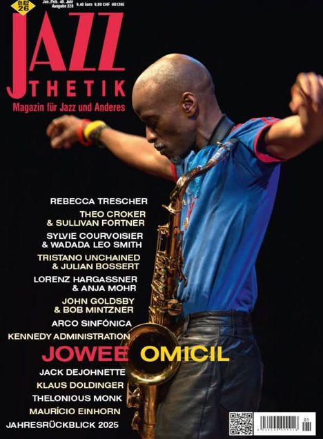"JAZZTHETIK Magazin für Jazz und Anderes". Musiker mit Saxophon, blaue Kleidung, hebt die Arme. Namen sind aufgelistet.