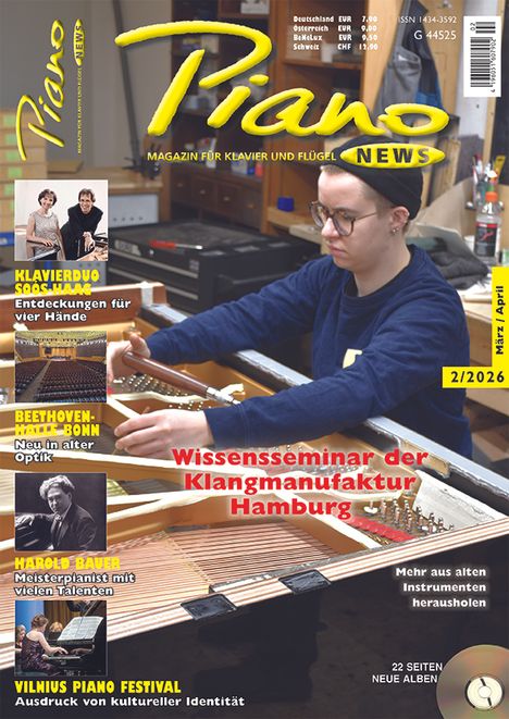 "Wissensseminar der Klangmanufaktur Hamburg." Eine Person arbeitet intensiv an einem Klavier. Magazine-Titel: Piano News.