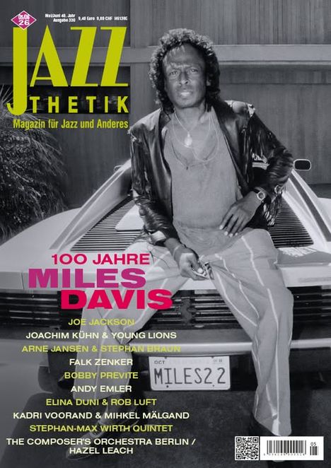 „JAZZTHETIK: Magazin für Jazz und Anderes. 100 Jahre Miles Davis.“ Ein Mann in Lederjacke vor einem Auto.