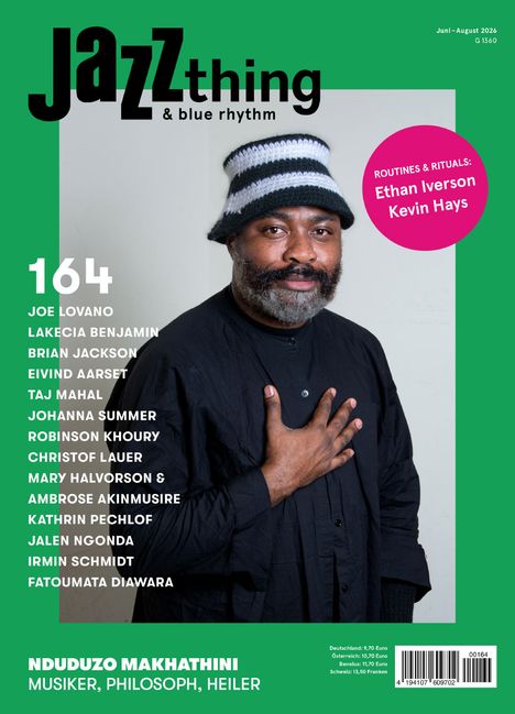 „Jazz thing & blue rhythm“, Ausgabe 164. Musiker Nduduzo Makhathini, trägt eine gestreifte Mütze, Hand auf der Brust.