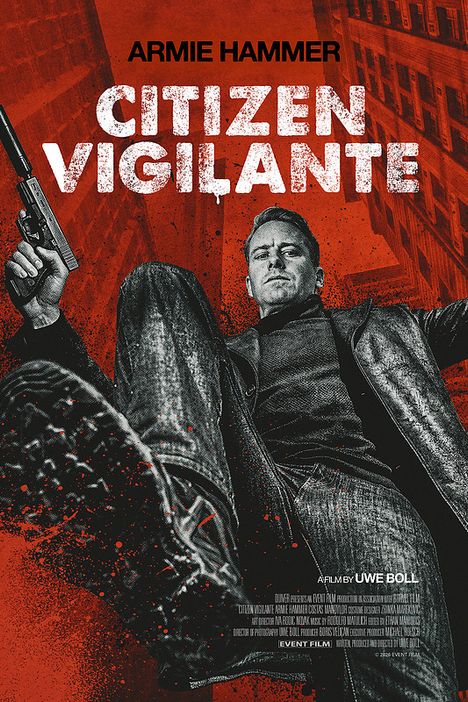 "ARMIE HAMMER, CITIZEN VIGILANTE" sind in großen Buchstaben. Ein Mann hält eine Pistole, Gebäude im Hintergrund.
