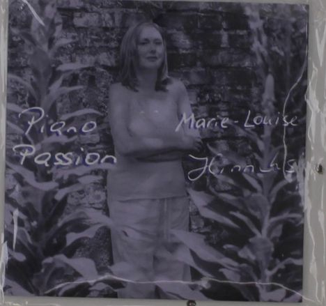 "Piano Passion", "Marie-Louise Hinrichs". Frau steht vor Ziegelmauer, Arme verschränkt, Pflanzen im Vordergrund.