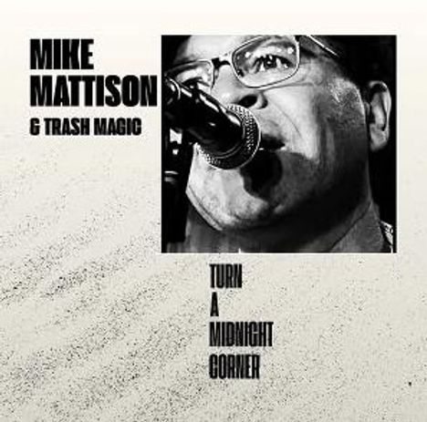 Oben links: "Mike Mattison & Trash Magic". Unten: "Turn a Midnight Corner". Ein Sänger mit Mikrofon in Nahaufnahme.