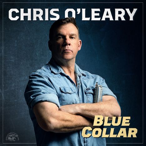 "CHRIS O’LEARY", "BLUE COLLAR". Mann in Jeanshemd mit verschränkten Armen, hält eine Mundharmonika, ernster Blick.