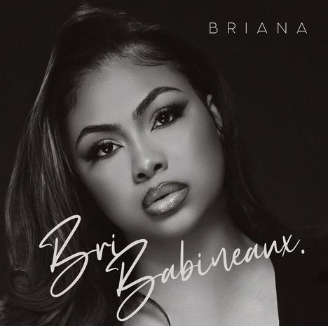 Text: "BRIANA" oben rechts, "Bri Babineaux." geschwungen unten. Schwarz-Weiß-Porträt einer Frau mit ausdrucksstarken Augen.